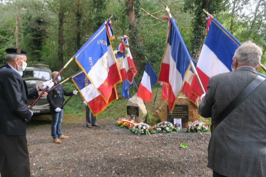 porte drapeaux aire de la coutume